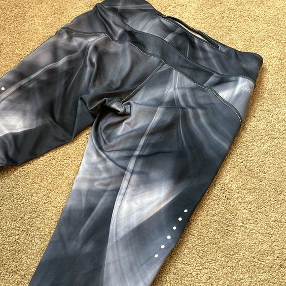 Black, gray, white dri-fit Nike women’s leggings - Picture 6 of 6
